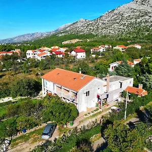 Lana Starigrad Paklenica
